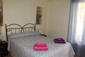 2 quartos, escrivaninha, ferros/tábuas de passar roupa