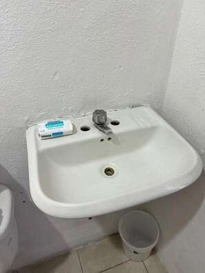 Shower, soap, shampoo, toilet paper - Hotel El Mexicano Tepic Centro (Tepic)