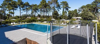 Room with private bathroom and pool view at Casa das Vinhas in Sesimbra