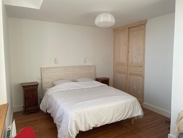 5 bedrooms, iron/ironing board, free WiFi, bed sheets