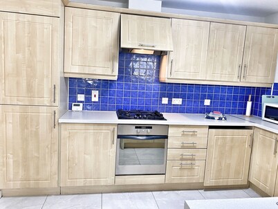 Albert Clock/ Customs House Square. 2 Bed, Parking.