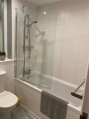 Serviettes fournies, papier de toilette
