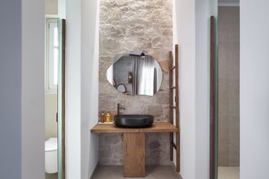 Regadera, secadora de cabello, toallas 