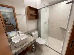 Douche, articles de toilette gratuits, serviettes fournies