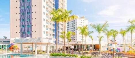 3 piscines extérieures, accÚs possible de 7 h à 22 h, parasols