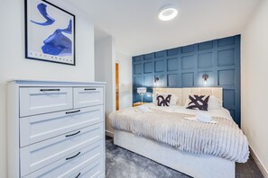 3 bedrooms, desk, iron/ironing board, travel crib