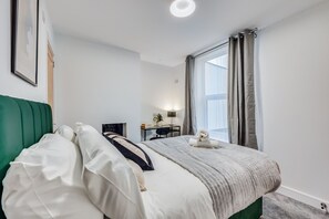 3 makuuhuonetta, työpöytä, silitysrauta/-lauta, vauvan matkasänky
