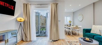 Stunning 4 Bedroom 4 Bathroom House • Pool Table • Free Parking • Virgin TV • Yoko Property