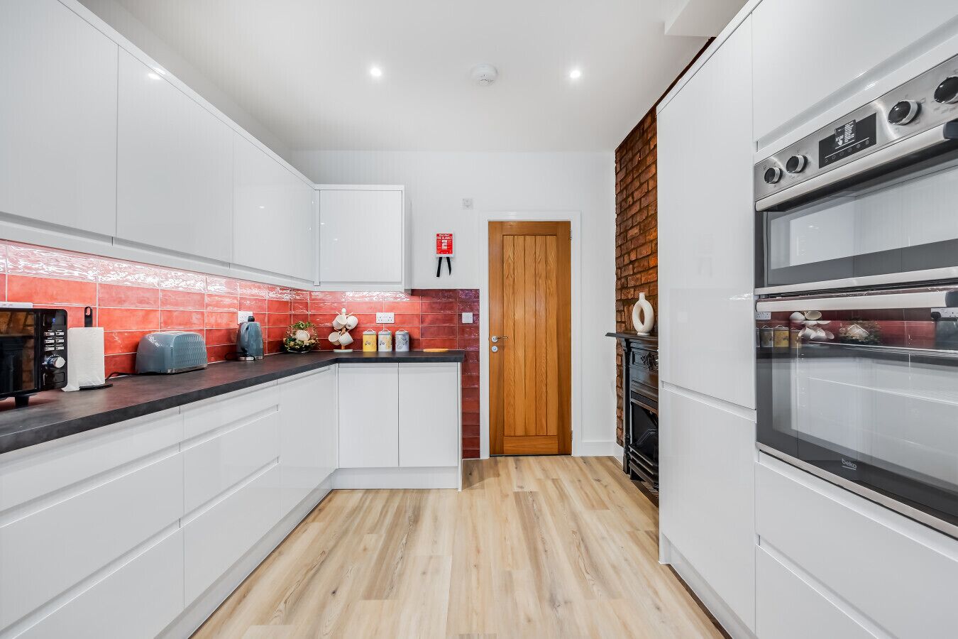 Frigorífico, microondas, horno y placa de cocina