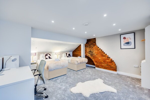3 habitaciones, escritorio y tabla de planchar con plancha 
