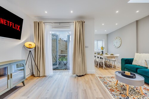 Stunning 4 Bedroom 4 Bathroom House • Prime Location • Pool Table • Free Parking • Fast Wifi