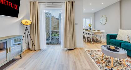 Stunning 4 Bedroom 4 Bathroom House • Prime Location • Pool Table • Free Parking • Fast Wifi