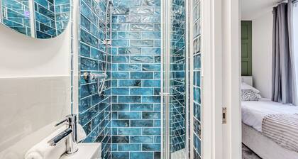 Stunning 4 Bedroom 4 Bathroom House • Pool Table • Free Parking • Virgin TV • Yoko Property