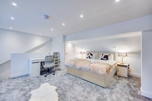 3 habitaciones, escritorio y tabla de planchar con plancha 