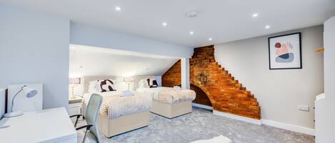 3 habitaciones, escritorio y tabla de planchar con plancha