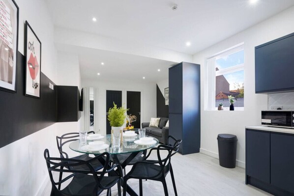 Dining - Charming 4 Bedroom 4 Bathroom Flat w/ Free Parking (West Midlands)