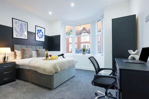 4 bedrooms, desk, iron/ironing board, travel cot - Charming 4 Bedroom 4 Bathroom Flat w/ Free Parking (West Midlands)