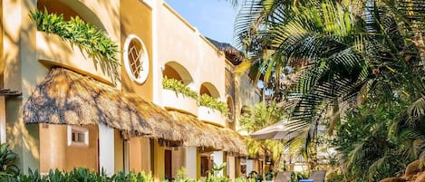 Kolam renang outdoor, dengan kursi berjemur