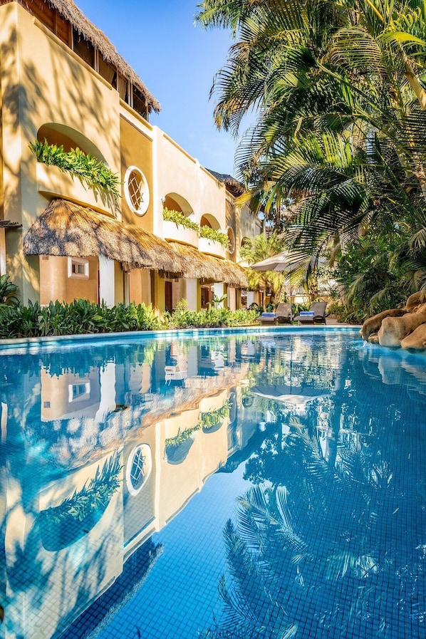 Piscina a l'aire lliure i gandules
