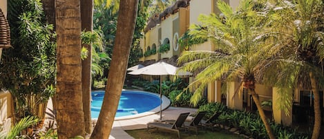 Piscine extérieure, chaises longues