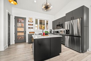 Refrigerador, microondas, horno y parrilla de estufa