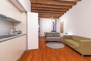 Huoneisto | Oleskelualue | 35–tuumainen televisio, jossa digitaalikanavat