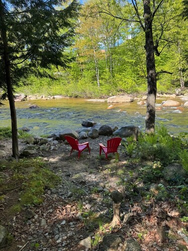 On Ellis River with view of covered bridge. Walk to town!