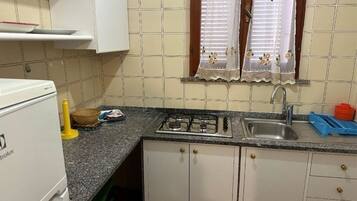 Frigorifero, microonde, piano cottura, bollitore elettrico