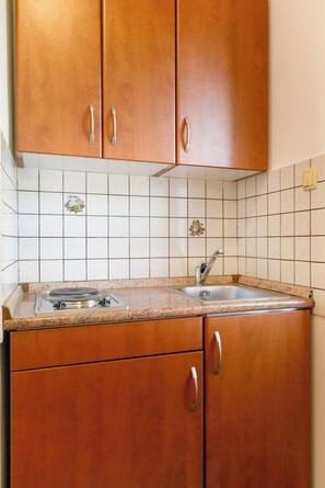 Réfrigérateur, plaque de cuisson, cafetière/bouilloire