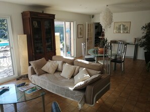 TV, lettore DVD, tavolo da ping pong, libri