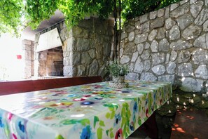 Outdoor dining - Lovely Studio Paradiso °2 in Krk with Air Conditioning, Wi-Fi, Shared Grill (Krk)