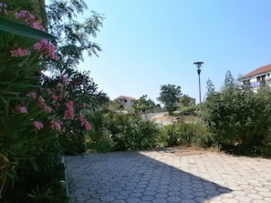 Property grounds - Ground floor Apartment Tihana with washing machine for up to 4 Guests (Krk)