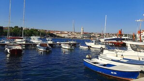 A marina with various boats docked, a clear blue sky, and buildings in the background. - Ground floor Apartment Tihana with washing machine for up to 4 Guests (Krk)