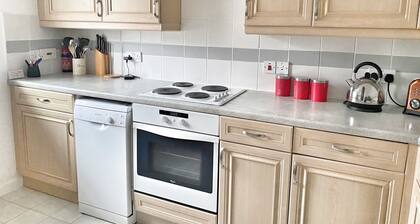 One Bed central apt with parking