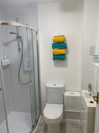 Hair dryer, towels, toilet paper. One Bed central apt with parking
