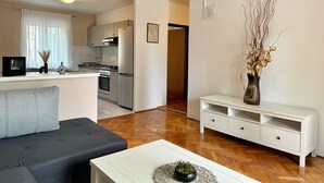 A modern apartment with a kitchen, a dining area, and a living room. - Apartment DiSente °1 in Krk Family-friendly, Close to the center, Doga allowed (Krk)