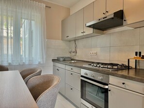 Fridge, oven, stovetop, coffee/tea maker