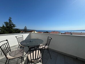 Outdoor dining - Pet-friendly Apartment Viva °1 with a Sea View and Close to Dog Beach (Krk)