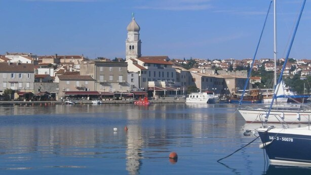 A harbor with boats, a prominent tower, and buildings along the waterfront. - Apartment DiSente °2 in Krk, family-friendly, close to the center, pets allowed, sea view (Krk)