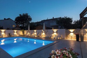 Een verwarmd zwembad