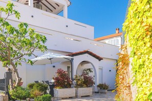 Property grounds - Stylish Apartment LiJan °2 with Sea View and Heated Pool (Krk)