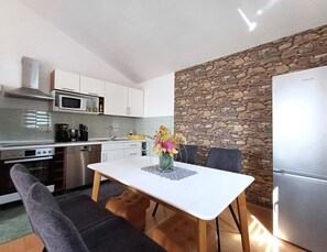 Fridge, microwave, oven, stovetop - Family-friendly Apartment Samira °4 in Krk with Air Conditioning, Parking and WiFi (Krk)