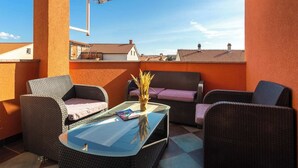 A rooftop terrace with wicker furniture, a glass table, and a satellite dish. - Family-friendly Apartment Samira °4 in Krk with Air Conditioning, Parking and WiFi (Krk)