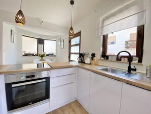 Kjøleskap, mikrobølgeovn, ovn og kokeplater