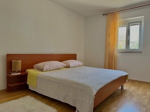 2 bedrooms, WiFi, bed sheets - Family-friendly apartment Lilly with garden barbecue and trampoline (Krk)