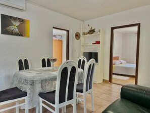 Dining - Family-friendly apartment Lilly with garden barbecue and trampoline (Krk)