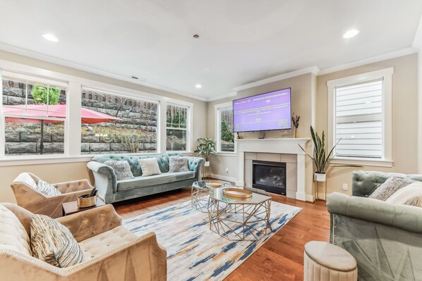 Smart TV, fireplace, books - 3-BR +Fireplace-Outdoor dining with BBQ + Fast WiFi and AC+ W/D - Allows Pets! (Beaverton)