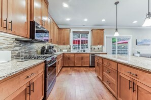 Fridge, microwave, oven, stovetop - 3-BR +Fireplace-Outdoor dining with BBQ + Fast WiFi and AC+ W/D - Allows Pets! (Beaverton)