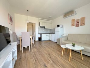 TV - Apartment Goldie 2° in town Krk with sea view, close to the center, Air conditioning and Wi-Fi (Krk)