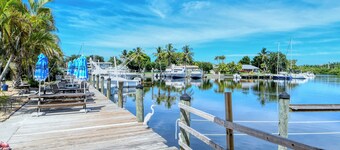 All-New, Heated Pool, Tiki Bar & Grill, Huge TV, Great Wifi